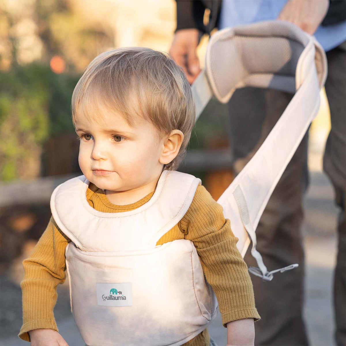 baby in Pick-me-up walking harness / baby walker